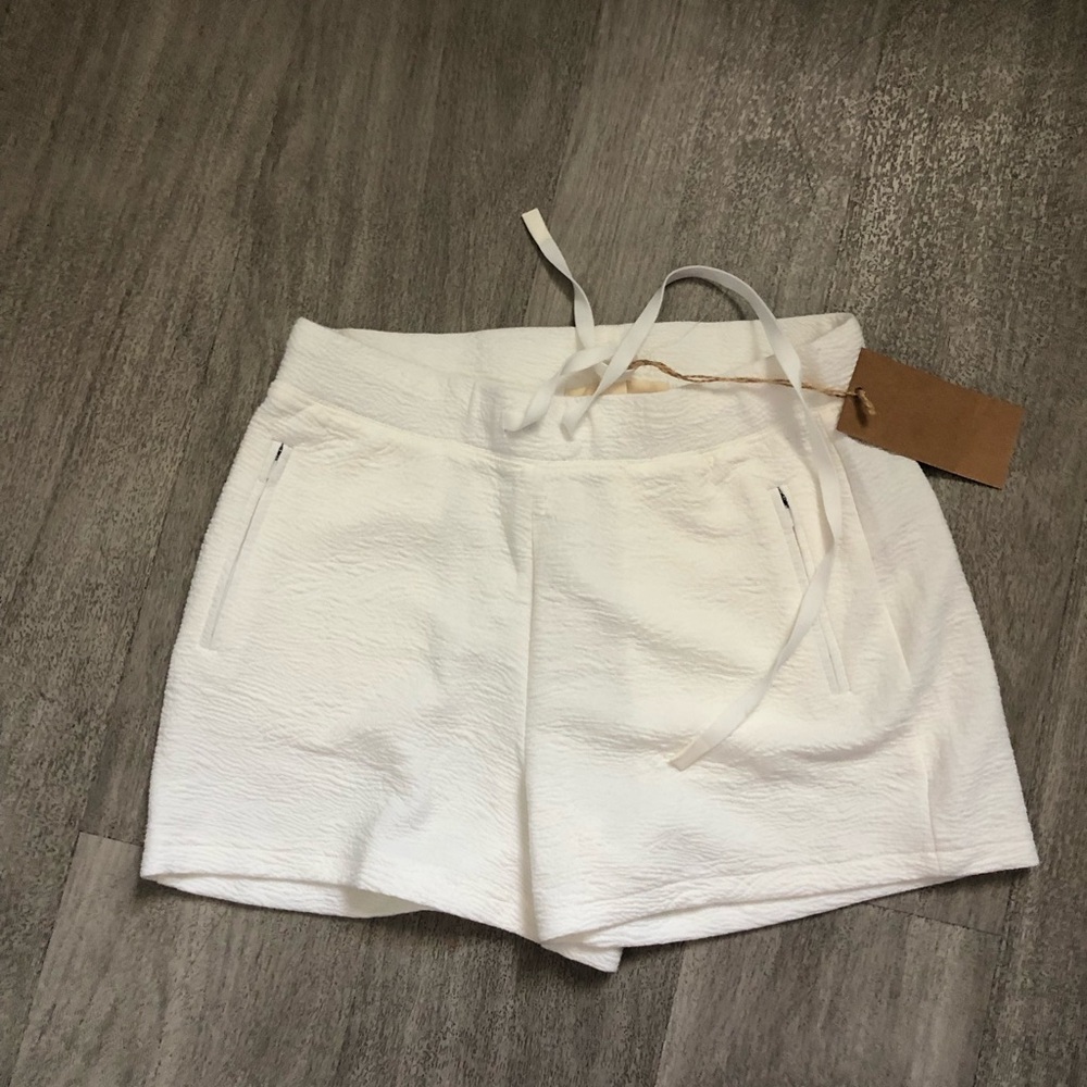 New white leisure or lounge shorts from the brand Thread & Supply M